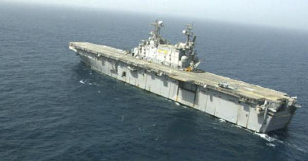 حاملة طائرات أمريكية تتأهب لعبور قناة السويس إلى ليبيا