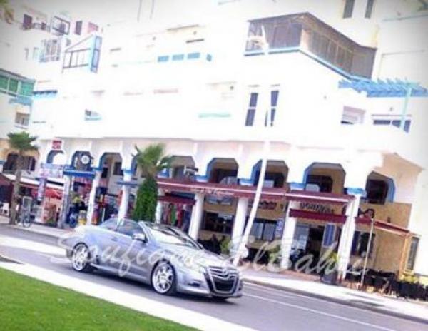 صورة : الملك يتجول على متن سيارته المكشوفة بكورنيش مرتيل