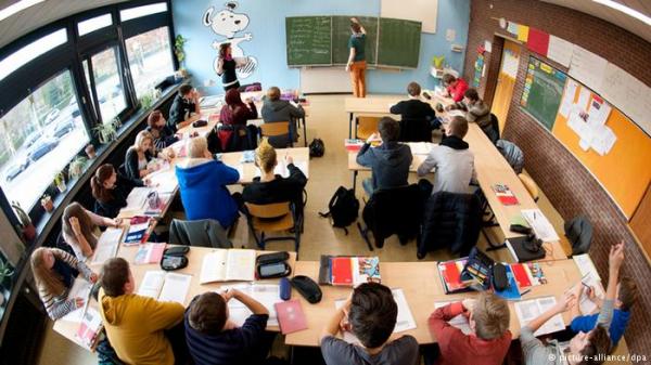 الحكم على مدرس قايض تلميذاته بصور عارية وقبلات