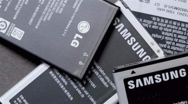 لهذا السبب لا تلمس سائل أي بطارية