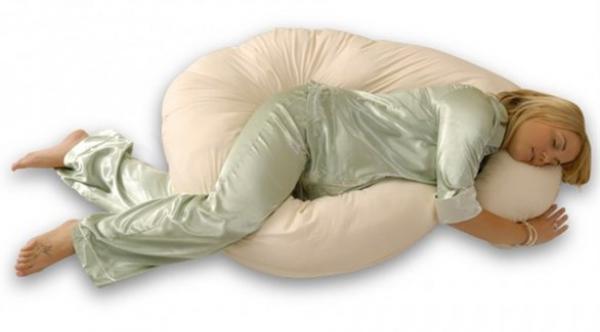 4 أنواع من الوسائد تحتاجينها وقت الحمل