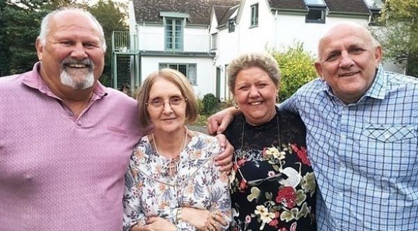 بعد 60 عاماً من البحث عن والدتها .. تكتشف أن لديها 5 أشقاء