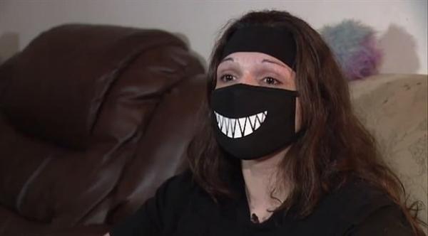 بسبب قناع للحماية من فيروس كورونا .. موظف بنك يستدعي الشرطة