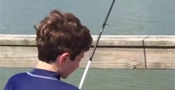 بالفيديو.. تمساح يسرق سمكة كبيرة من طفل صغير