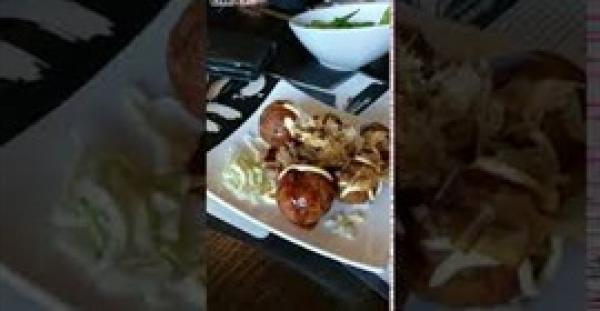 شاهد لقطات غريبة لوجبة تتراقص أمام الزبائن