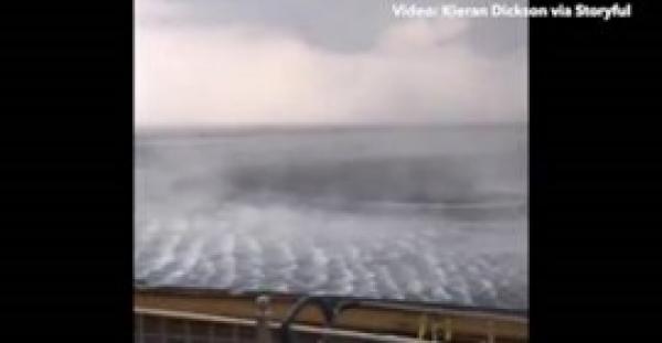 بالفيديو.. دوامة ضخمة تقترب من فندق تثير رعب السياح