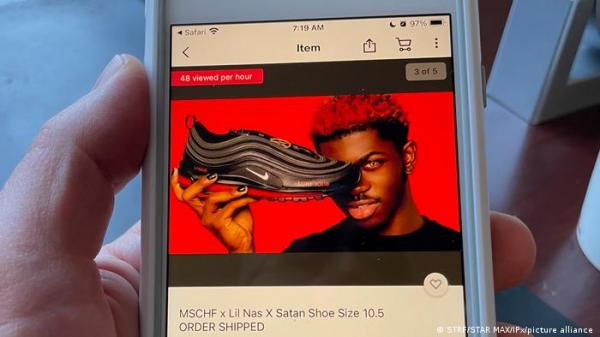 القضاء الأمريكي يوقف بيع أحذية "شيطانية" بنقطة من دم بشري!