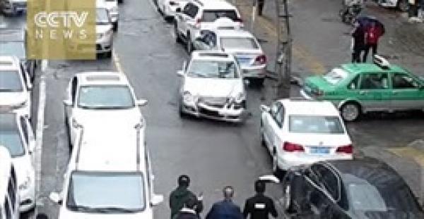 بالفيديو.. سائق يحطم 8 عربيات فاخرة في محاولة للهروب من الشرطة