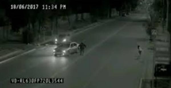 شخص يظهر من العدم لإنقاذ فتاة من حادث سيارة (فيديو)