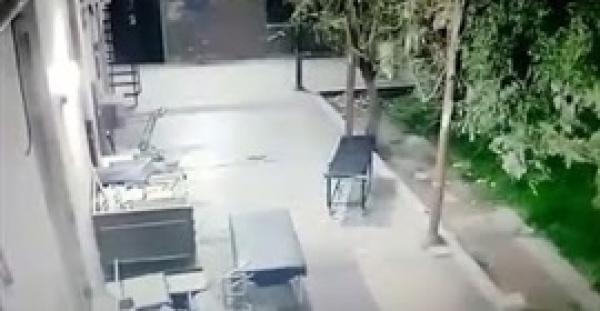 بالفيديو.. لقطات مخيفة لنقالة تتحرك بمفردها داخل مستشفى