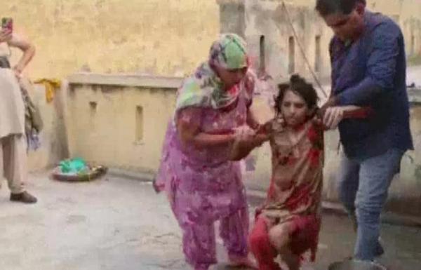 تحولت إلى "شبح"..سيدة احتجزها زوجها في الحمام لمدة سنة قبل أن تنقذها الشرطة (فيديو)