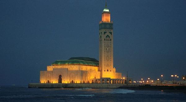 برلماني مغربي يعتبر ارتفاع صوت آذان الفجر من أسباب نفور السياح الأجانب من المغرب