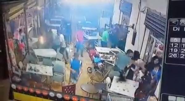 لحظة هجوم عصابة إجرامية مدججة بالأسلحة على مطعم بحامة فزوان - جرادة