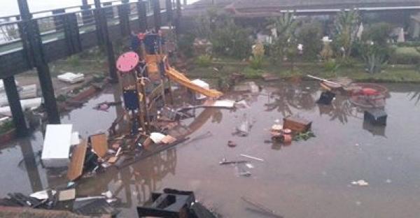 بعد ميني تسونامي شاطئ سلا يلفظ مخلفات الشعوذة من شموع و حجابات وقطط مقفولة الأفواه