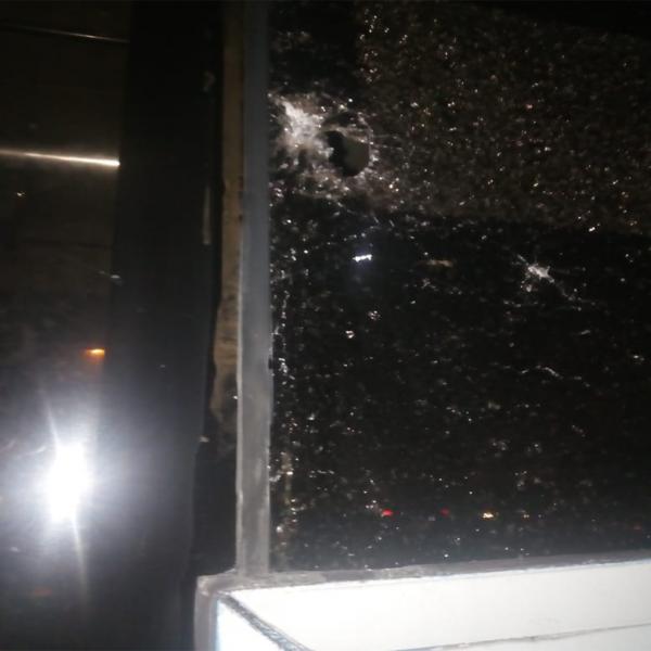 عصابة إجرامية مدججة بالسيوف استعملت دراجات نارية لاعتراض حافلة بنواحي فاس وتخريبها بالكامل