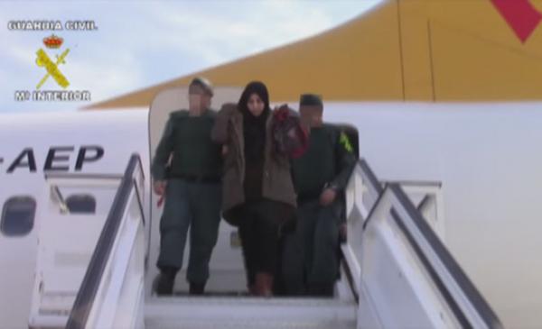 بالفيديو : الشرطة الاسبانية تعتقل مغربية داخل الطائرة بتهمة محاولة الانضمام إلى تنظيم "داعش"!