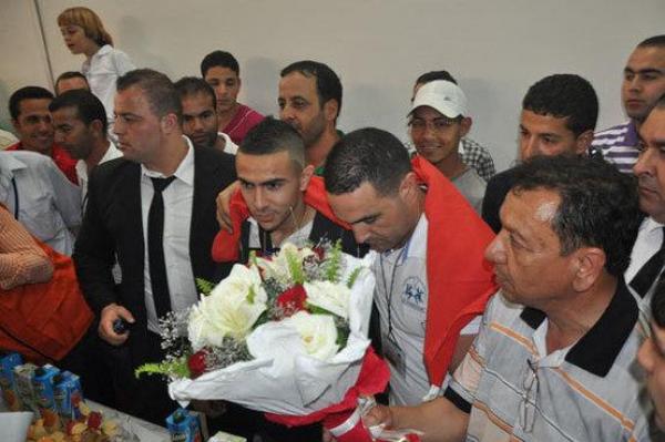 السعيدي يرفض حمل العلم الأمازيغي أثناء تكريمه بالناظور 