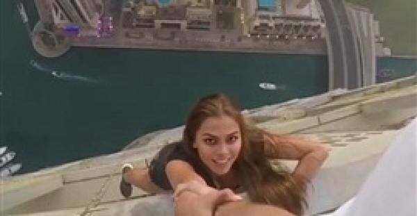 بالفيديو والصور.. روسية حسناء تخاطر بحياتها أعلى ناطحة سحاب في دبي