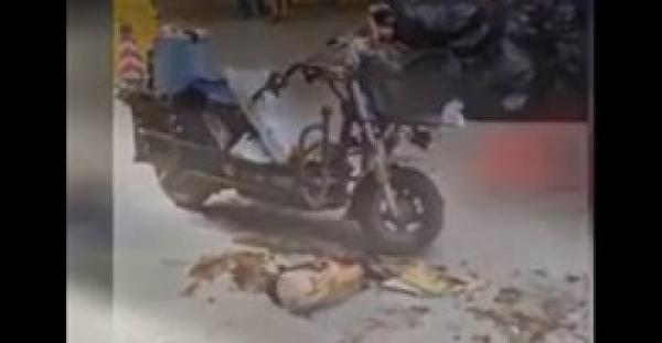 بالفيديو.. لحظة انتحار رجل من أعلى مبنى واصطدامه بدراجة نارية