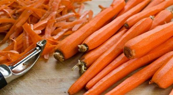 تقشير الجزر يحرمك من عناصر غذائية مهمة