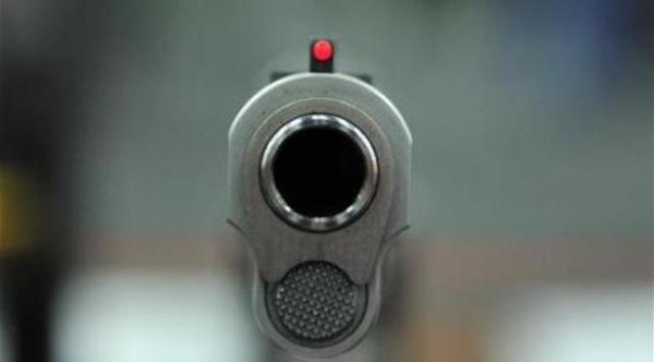 طفل أمريكي في الثانية يقتل نفسه بسلاح ناري