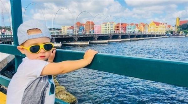 طفل بعمر عامين يسافر حول العالم ويزور 24 بلدا