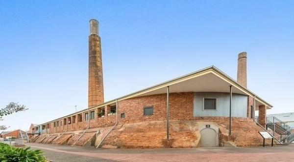 يحولون مصنعا قديما للطوب إلى شقة عصرية مؤلفة من طابقين