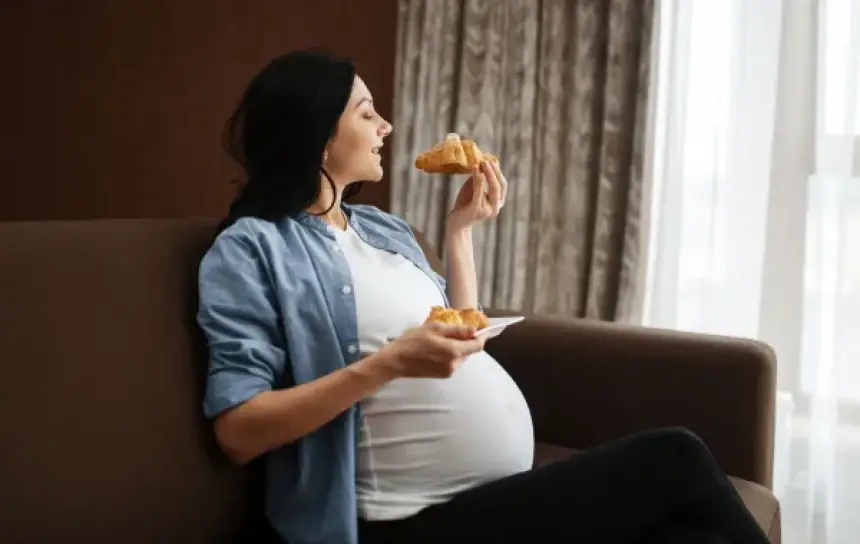 دراسة تُحذر: تناول هذه الأطعمة خلال فترة الحمل تُهدد صحة الأم والجنين