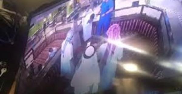 ممرض ينقذ سعوديا علقت قطعة عظم في حلقه داخل مطعم ( فيديو)