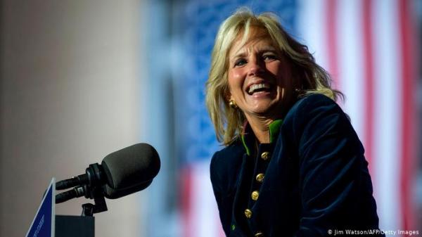 متنكرة بزي مضيفة..السيدة الأميركية الأولى تفاجئ ركاب طائرة