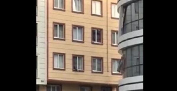 مارة ينجحون في إنقاذ طفل صغير من الموت (فيديو)