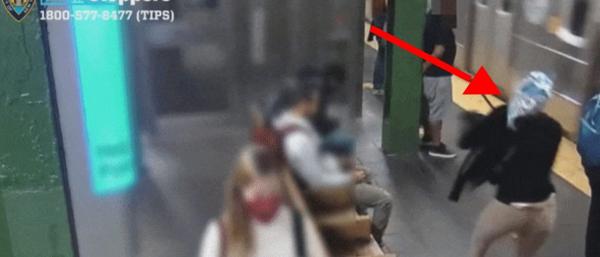 لحظة دفع امرأة لسيدة أخرى  باتجاه القطار القادم (فيديو)