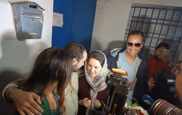 شاهد لحظة إطلاق سراح هاجر الريسوني بعد العفو الملكي