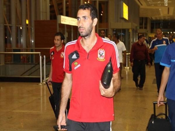 أبو تريكة يهاجم ضابط جيش بمطار القاهرة