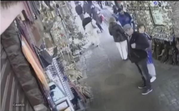 سائحة أجنبية تسرق علانية برفقة شريكها معروضات أحد البازارات بالمغرب