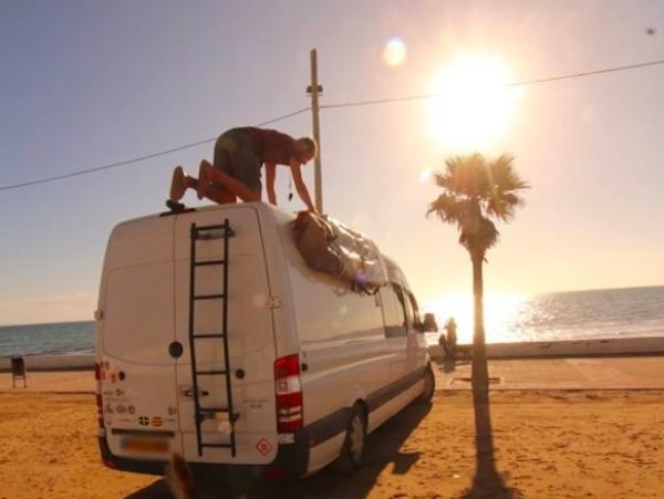 زوجان بريطانيان يستقيلان من عملهما للسفر مع كلبيهما حول أوروبا