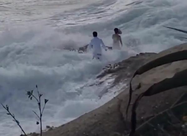 غرق عروس وخبير مكياج خلال التقاطها صور الزفاف وسط شعاب مرجانية ونجاة العريس(فيديو)