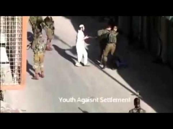 بالفيديو.. جنود الاحتلال يدسّون سكيناً تحت رأس شهيد فلسطيني