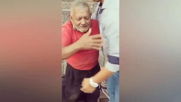 ‫بقي لساعات طويلة في الشارع وهو يحاول بيع حلوياته عندما فاجأه غريب .. !!‬