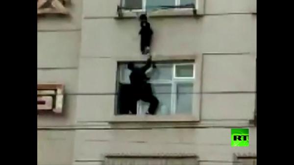 شاهد لحظة إنقاذ طفلة علقت بشرفة منزلها في الطابق الـ5