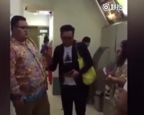 بالفيديو: صيني يحاول إدخال بطاقة الصراف في بطن رجل