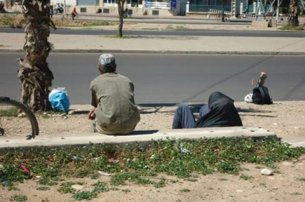 بطريقة ماكرة.. عامل "موقف" ينجح  الاستيلاء على مبلغ مالي مهم