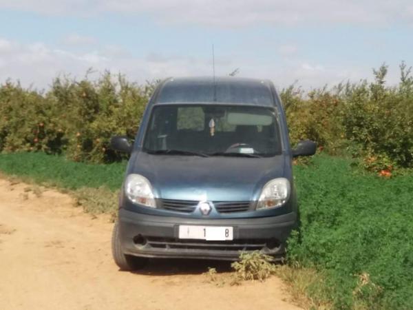 بالصور... سيارة جماعية مركونة في خلاء منذ أيام تثير فضول وتساؤلات نشطاء الفيسبوك !