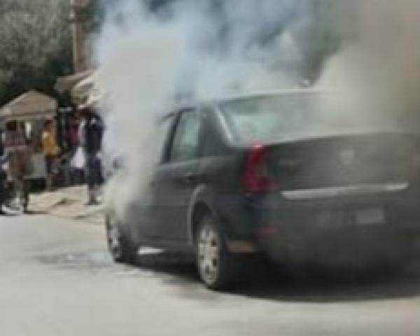 بالفيديو... النيران تشتعل بسيارة رسمية وسط حي شعبي بهذه المدينة