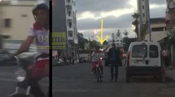 سرقة هاتف نقال بشارع 2 مارس بالبيضاء من طرف صاحب دراجة نارية