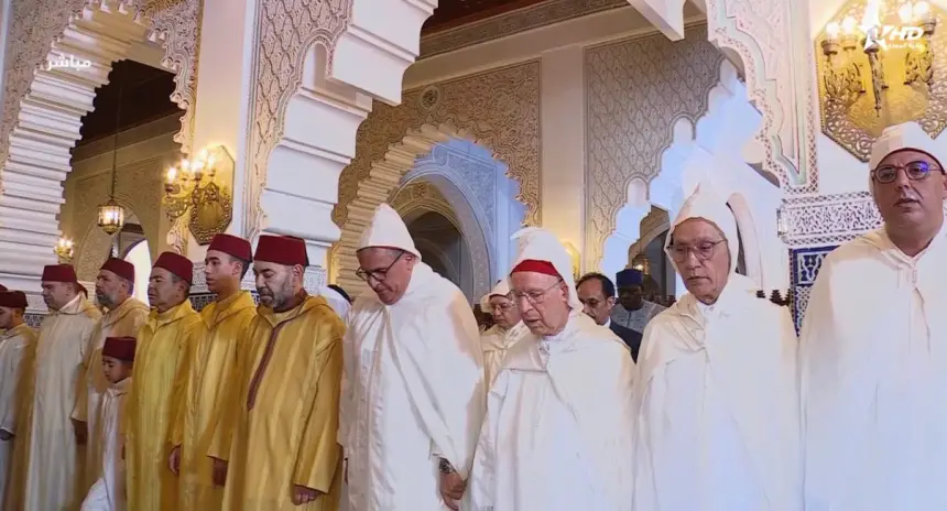 أمير المؤمنين يؤدي صلاة عيد الأضحى المبارك بمسجد أهل فاس بالرباط ويتقبل التهاني بهذه المناسبة السعيدة