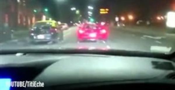 بالفيديو.. لحظة اندلاع النيران في سيارة فيراري أثناء سيرها في الشارع