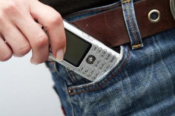 احذر.. وضع المحمول في البنطلون يدمر خصوبتك