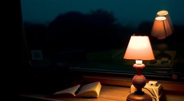 هل القراءة في الضوء الخافت مضرة للعينين ؟