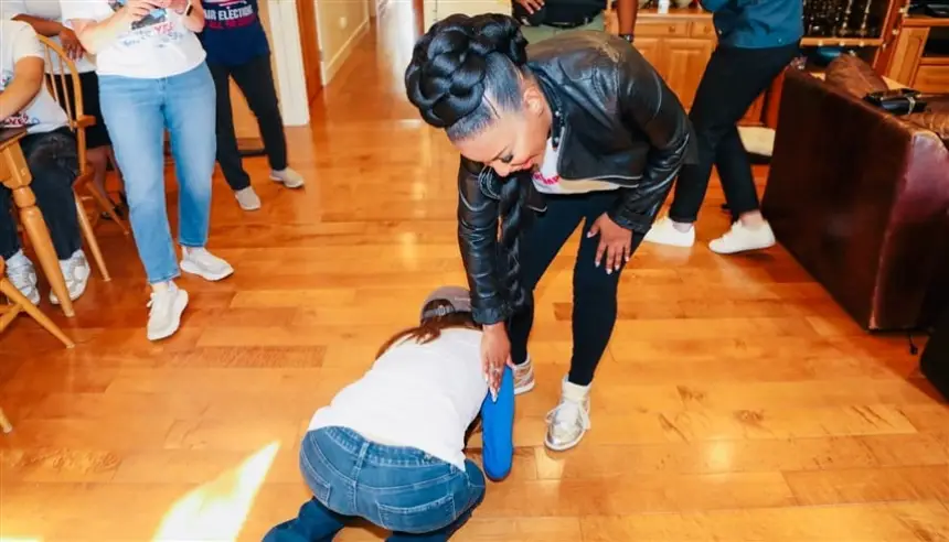 فيديو صادم.. مذيعة أمريكية تثير الجدل بعد تقبيل حذاء نائبة ديمقراطية على الهواء